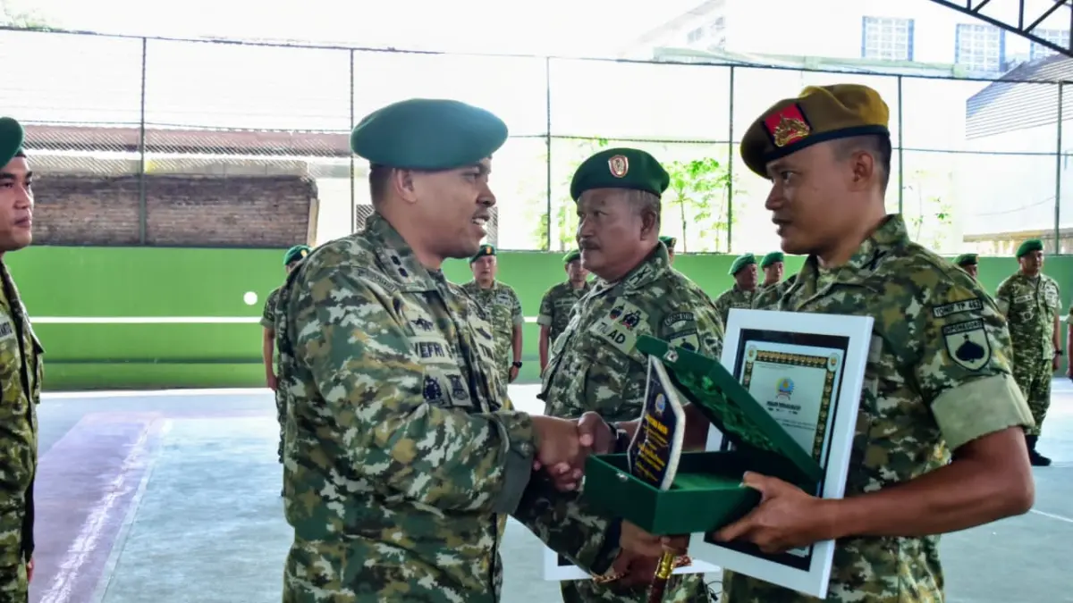 PENYERAHAN JABATAN: Dandim 0717/Grobogan saat melakukan acara penyerahan jabatan danramil, pindah satuan dan purna tugas.