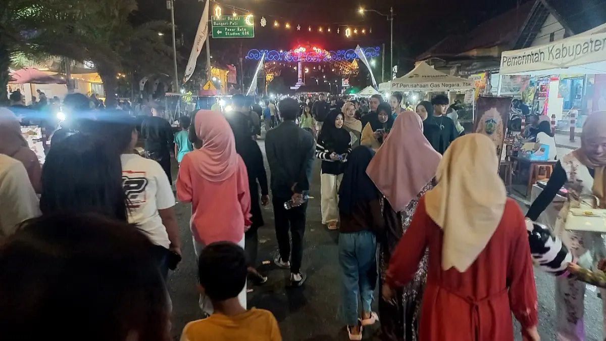 RAMAI: Para pengunjung di Kartini Night Jepara mamadatu Jalan Kartini pada Sabtu (4/9).