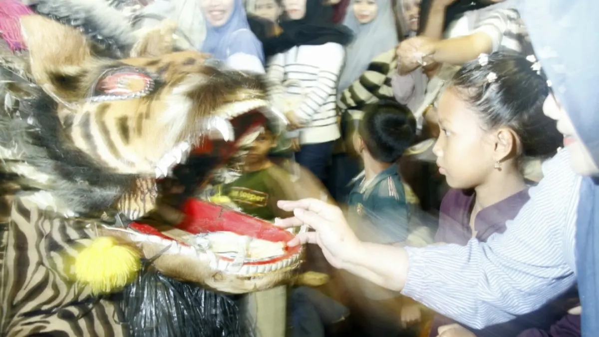 TAK TAKUT: Anak-anak turut memberi saweran kepada pemain barongan saat Kartini Night Jepara pada Sabtu (5/9) malam di Jalan Kartini.