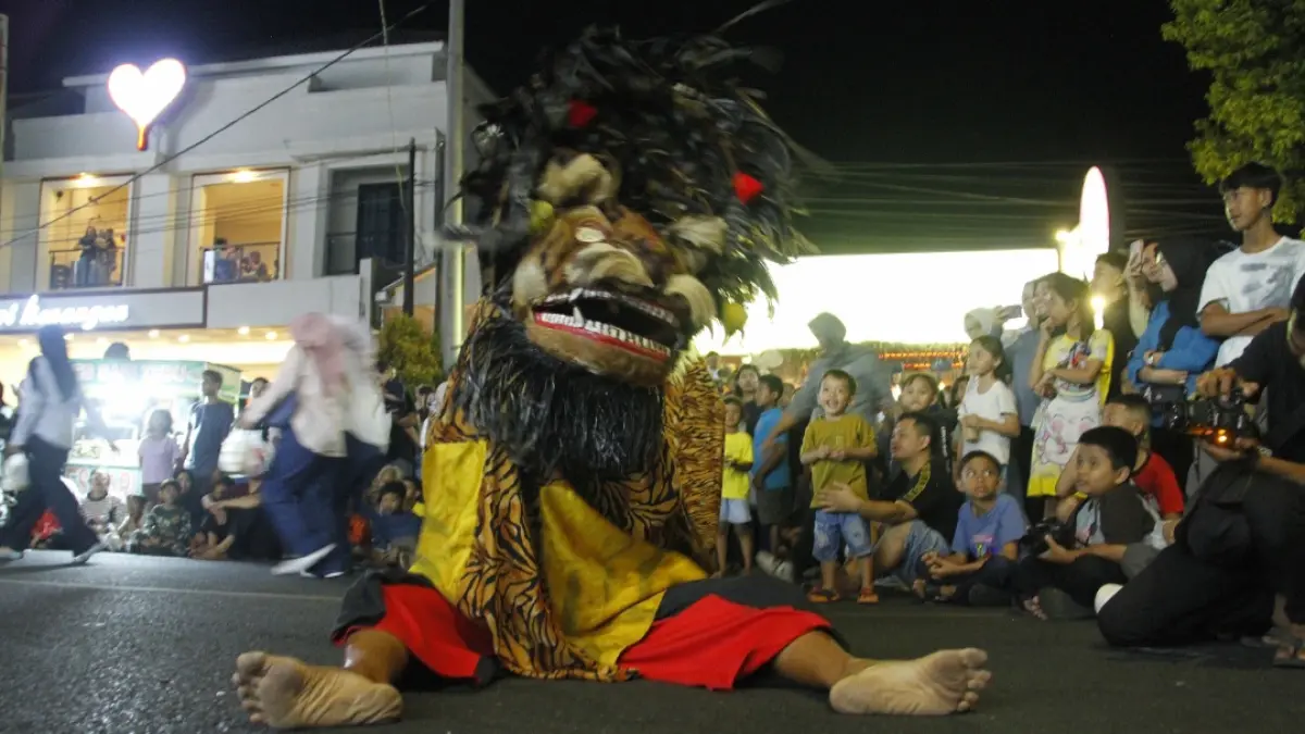 TOTALITAS: Pemain barongan dari Sanggar Budoyo Katresnan Bulungan terlihat lelah usai menampilkan pertunjukan, di Kartini Night Jepara pada Sabtu (4/9).