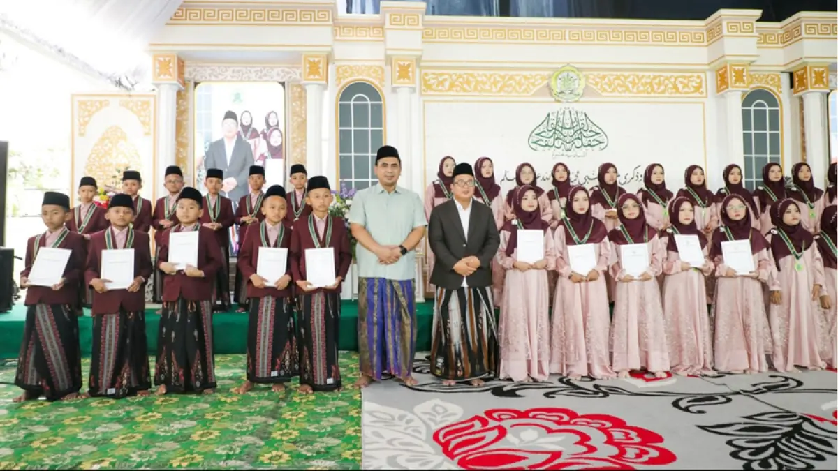 Wagub Jateng Taj Yasin Maimoen berfoto bersama dengan puluhan anak yang telah menyelesaikan hafalan Al-Qur’an dalam Haflah Khotmil Qur’an XVI, PPATQ Raudlatul Falah Bermi, Kecamatan Gembong, Kabupaten Pati, Sabtu (5/9/2026).