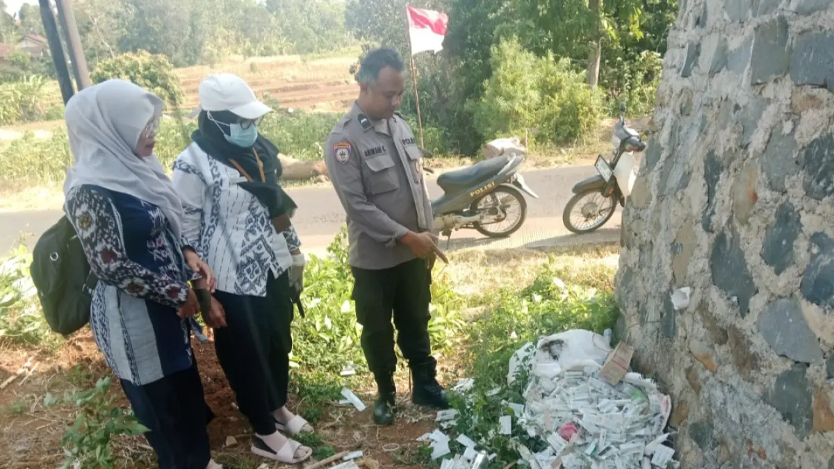 MENUMPUK: Kondisi limbah media saat ditemukan pada Selasa (1/9) di Jerukweni, Desa Banyumanis, Donorojo.&nbsp;(WARGA UNTUK RADAR KUDUS)