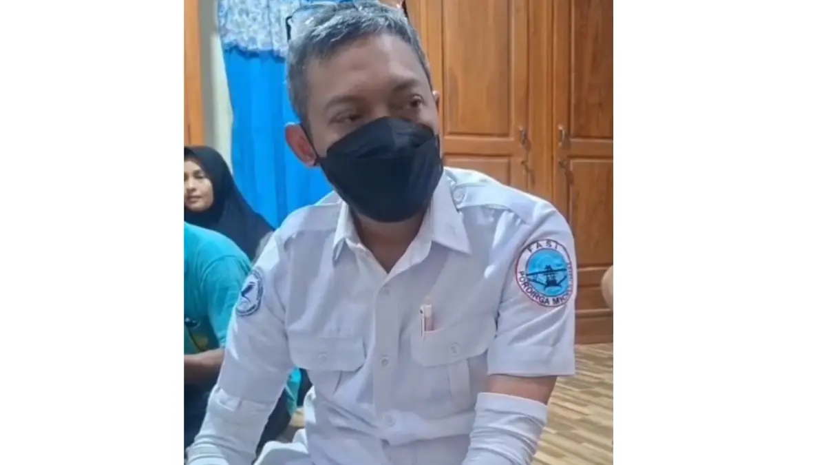 SELAMAT: Pilot, Dhony Vasmin A yang mengendarai pesawat jatuh di Desa Sarimulyo Kecamatan Ngawen. (EKO SANTOSO/RADAR KUDUS)