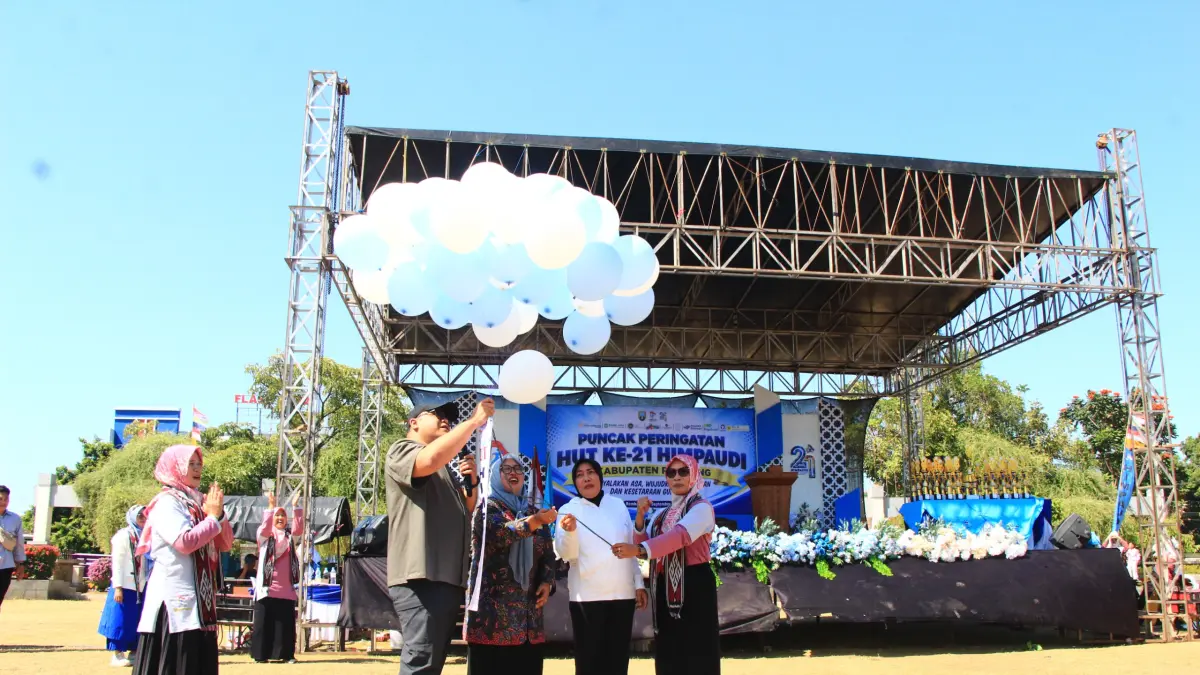 WISNU AJI/RADAR KUDUS&nbsp;
PUNCAK ACARA: Bunda PAUD Rembang Musringah Harno bersama Plt Sekdin Dindikpora Chrismastuti, Pengurus Himpaudi melepas balon dalam HUT ke-21 Himpaudi, hingga gelar talkshow dan senam bersama.