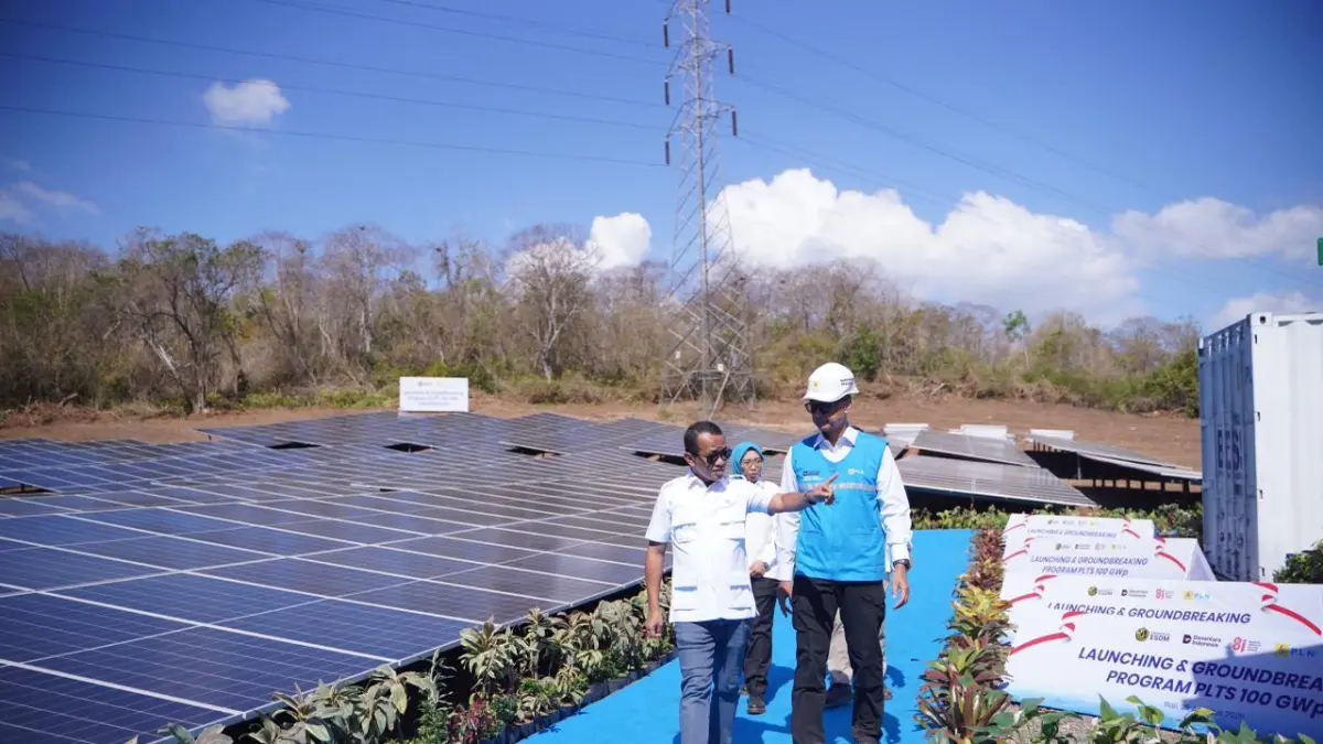 Menteri Energi dan Sumber Daya Mineral (ESDM), Bahlil Lahadalia (kiri) didampingi Direktur Jenderal Energi Baru, Terbarukan, dan Konservasi Energi (EBTKE), Eniya Listiani Dewi (belakang kiri), dan Direktur Utama PLN, Darmawan Prasodjo (kanan) saat meninjau lokasi pengembangan PLTS Gilimanuk di Jembrana, Bali (25/8).