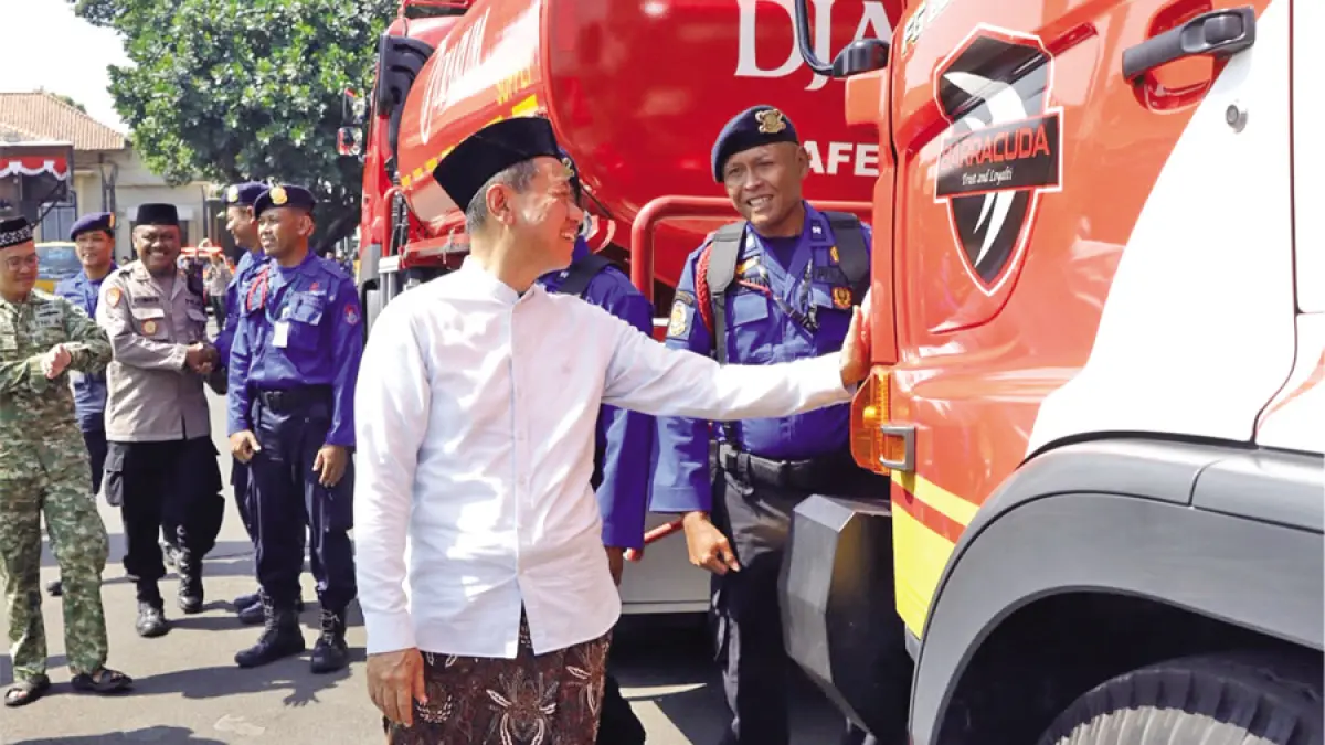 ANTISIPASI: Bupati Kudus Sam’ani Intakoris mengecek Damkar di Pendapa Kabupaten Kudus. (KOMINFO UNTUK RADAR KUDUS)