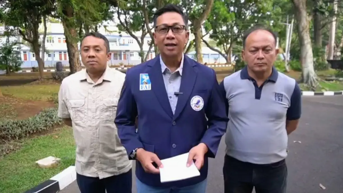BERI PENJELASAN: Ketua Umum Federasi Aero Sport Indonesia (FASI) Jawa Timur, Komandan Lanud Abdulrachman Saleh Marsekal Pertama (Marsma) TNI Reza R.R. Sastranegara (tengah). (FASI JATIM UNTUK RADAR KUDUS)