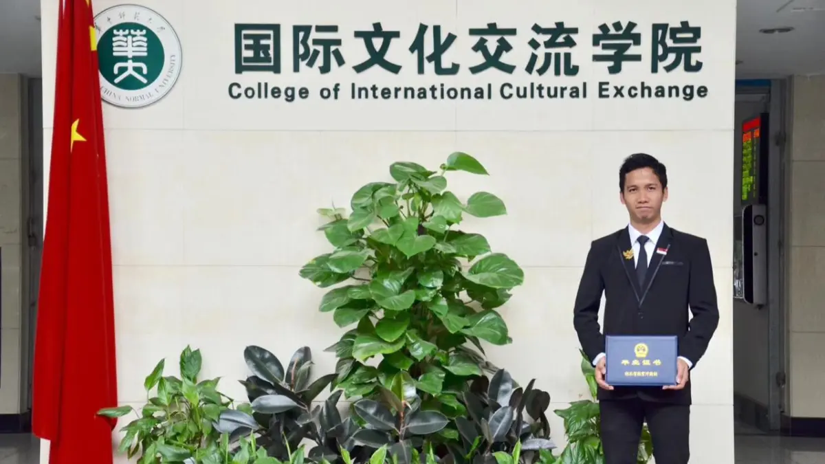 BERKEMAJUAN: Cak Muh setelah mendapatkan ijazah Prodi Diplomasi di Central China Normal University, Wuhan, Tiongkok. (DOC. PRIBADI)