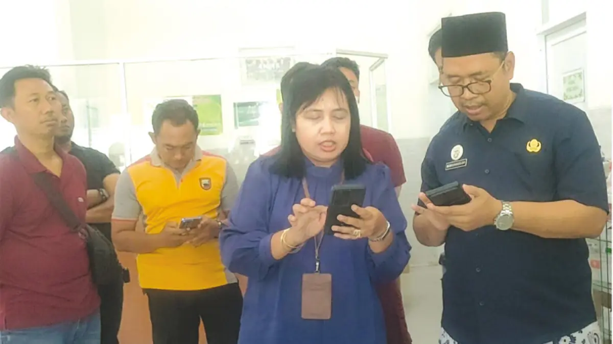 COCOKKAN DATA: Kabid Pelayanan Kesehatan dan Sumber Daya Kesehatan Dinkes Rembang Soesi Haryanti (kiri) berkomunikasi dengan&nbsp;Kepala Puskesmas Lasem dr Joko Paryanto. (WISNU AJI/RADAR KUDUS)