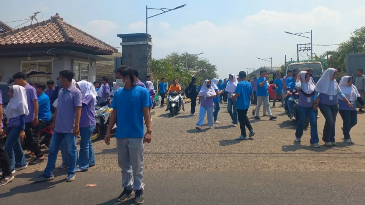 ISTIRAHAT: Sejumlah pegawai di PT Jiale Indonesia Textile tengah beristirahat. Minat pelatihan garmen, menjahit hingga textile di BLK Pecangaan membeludak, karena serapan kerja di pabrik Jepara tinggi.&nbsp;(FIKRI THOHARUDIN/RADAR KUDUS)