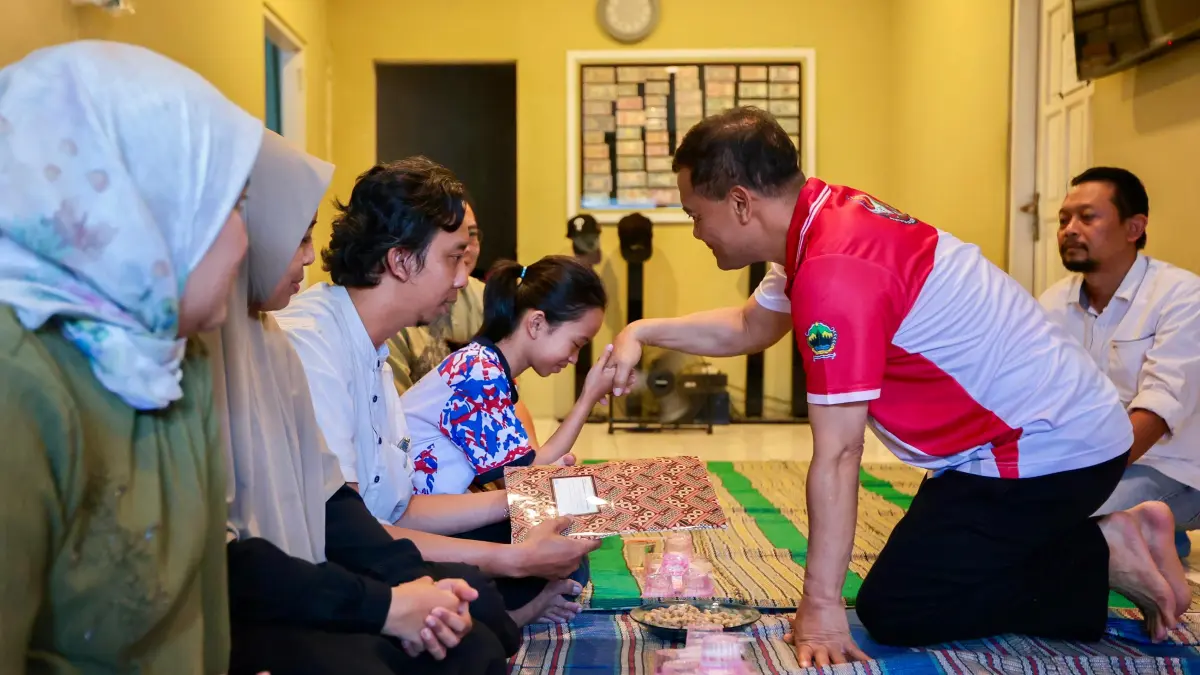 Kehadiran Gubernur Jateng, Ahmad Luthfi di rumah duka almarhum Mozza.