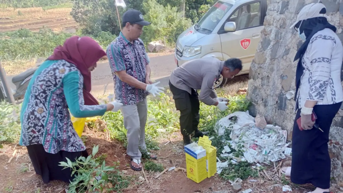 MENUMPUK: Kondisi limbah media saat ditemukan pada Selasa (1/9) di Jerukweni, Desa Banyumanis, Donorojo. (WARGA UNTUK RADAR KUDUS)