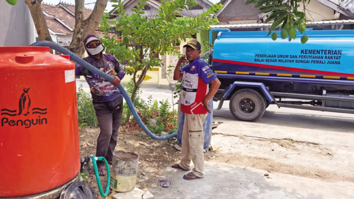 MULAI TERASA: BPBD Kudus menyalurkan bantuan air bersih kepada warga yang terdampak kekeringan. (BPBD KUDUS UNTUK RADAR KUDUS)