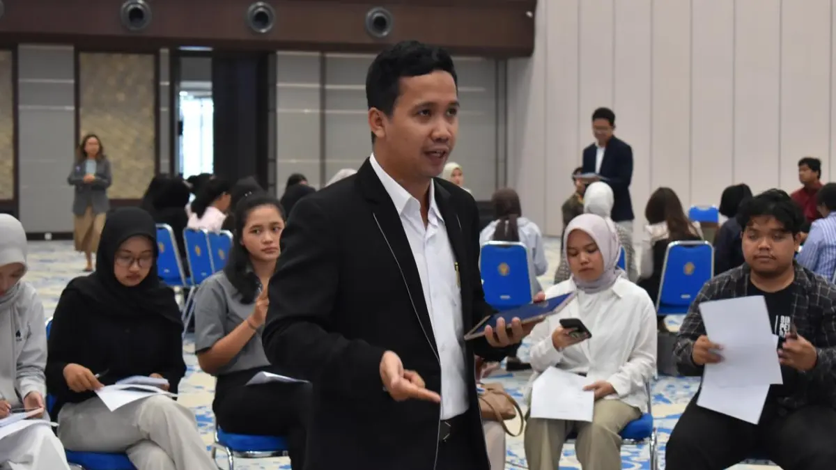 PROGRESIF: Cak Muh sedang memberikan coaching clinic berkaitan studi lanjut para mahasiswa lulusan HI Undip.