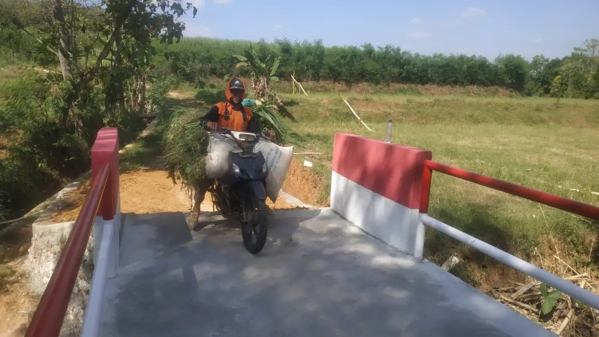 ANTUSIAS: Warga saat melintasi Jembatan Garuda penghubung Desa Candi dan Desa Gondorio Kecamatan Todanan yang rampung dibangun. (KODIM 0721/BLORA)