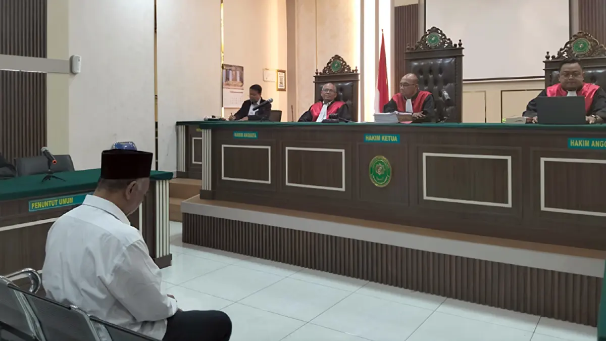 DISIDANG: Ashari duduk di Ruang Sidang Cakra PN Pati kemarin. (ANDRE FAIDHIL FALAH/RADAR KUDUS)
