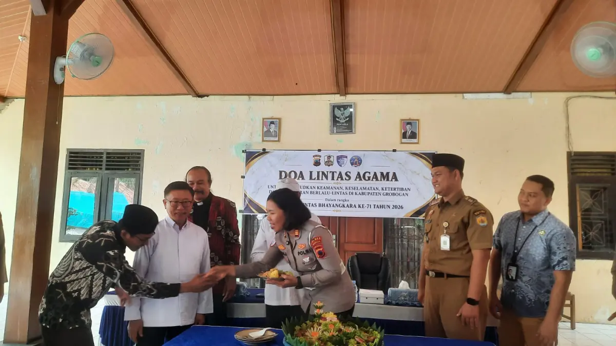 DOA: Satlantas Polres Grobogan saat melakukan doa lintas agama di Kantor Kelurahan Kuripan Kecamatan Purwodadi.