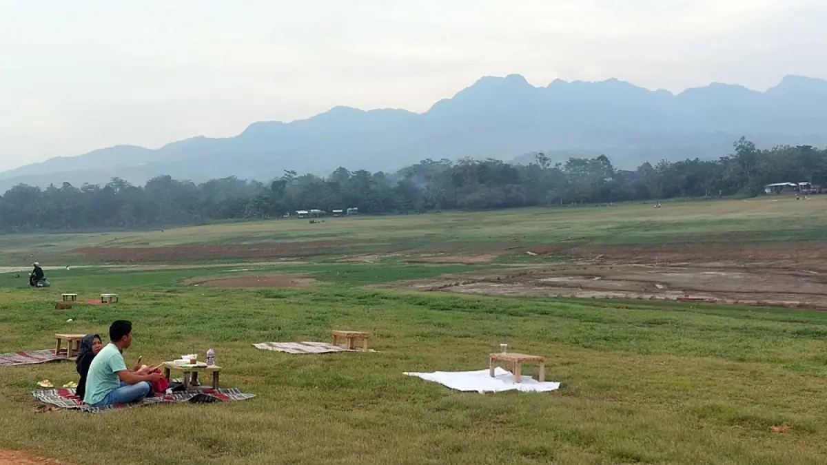DUDUK: Masyarakat menikmati suasana Waduk Gembong belum lama ini. (ANDRE FAIDHIL FALAH/RADAR KUDUS)