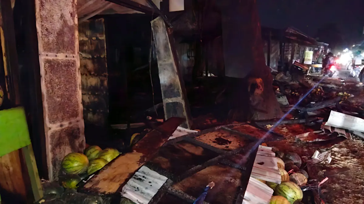 HANGUS: Ruko di Pasar Kayen terbakar tadi malam. (ANDRE FAIDHIL FALAH/RADAR KUDUS)