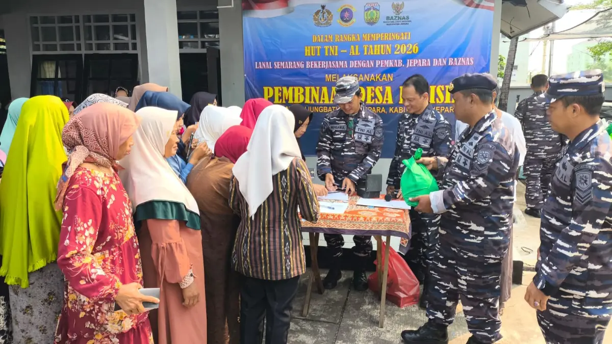 HUT TNI AL: Proses pembagian bantuan sembako terhadap masyarakat pesisir di Kelurahan Ujungbatu, Jepara.