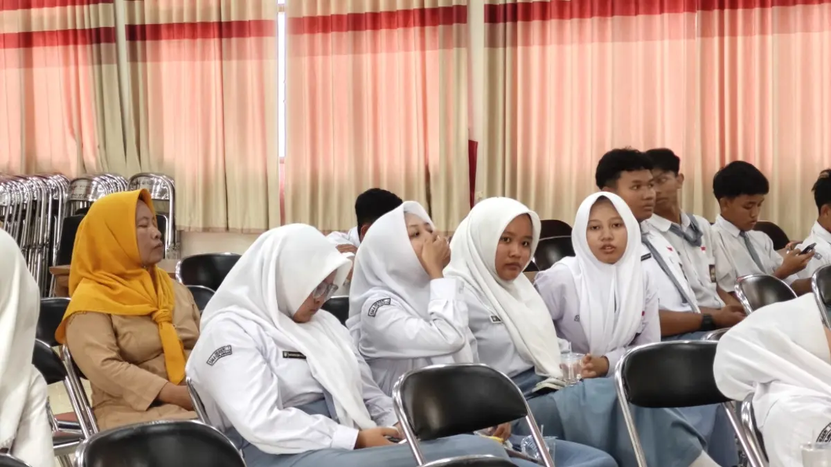 KERACUNAN: Siswi SMAN 1 Tunjungan meminum obat setelah mengalami gejala mual, diare dan puasing usai santap MBG