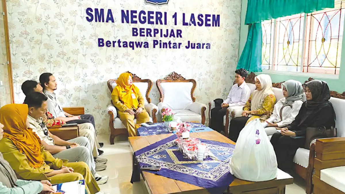 KOMUNIKATIF: SPPG Soditan, Lasem, Rembang, (kanan) proaktif berkoordinasi dengan pihak SMAN 1 Lasem untuk mengetahui perkembangan murid yang diduga keracunan. (SPPG SODITAN LASEM UNTUK RADAR KUDUS)