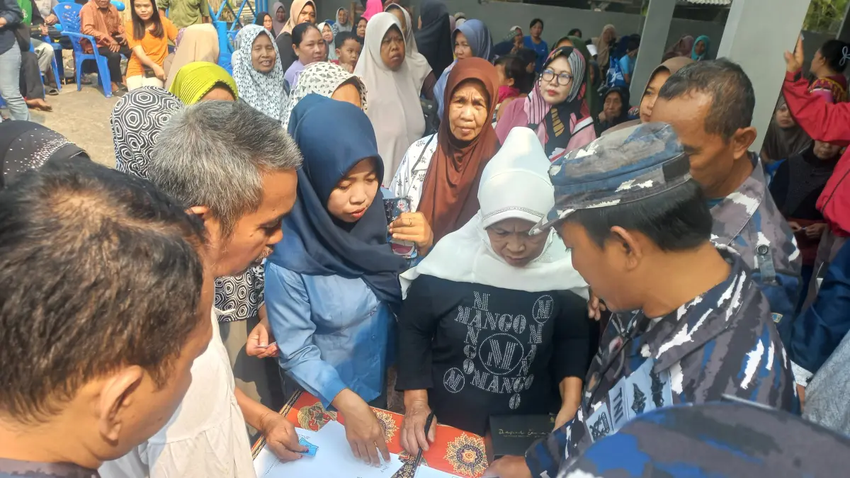 PEDULI: Masyarakat Kelurahan Ujungbatu, Jepara, mendapatkan bantuan sembako saat peringatan HUT TNI AL di Pos TNI AL Jepara, Selasa (8/9). (FIKRI THOHARUDIN/RADAR KUDUS)