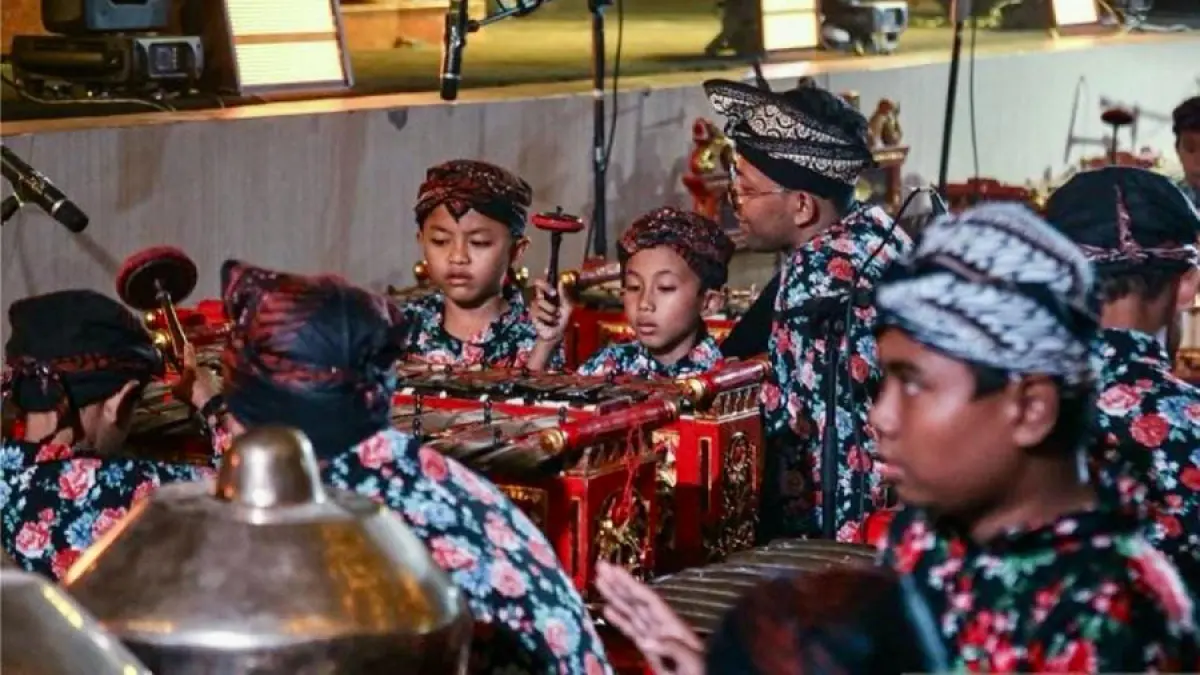 Penampilan anak-anak Sindhu Laras Bocah dengan penuh percaya di atas panggung memainkan karawitan dan pedalangan di hadapan masyarakat.