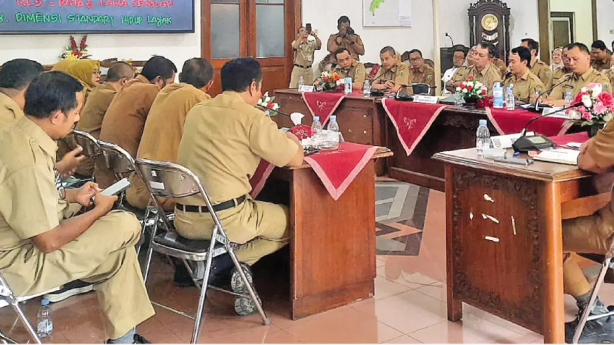 RAKOR: Bupati Kudus Sam’ani Intakoris saat pimpin rapat koordinasi dengan para OPD Kudus di Pendapa Kudus. (INDAH SUSANTI/RADAR KUDUS)