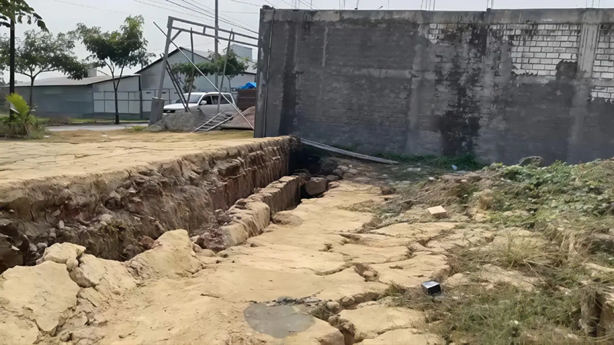RUSAK: Tanah di Desa Purworejo mulai retak-retak kemarin. (ANDRE FAIDHIL FALAH/RADAR KUDUS)