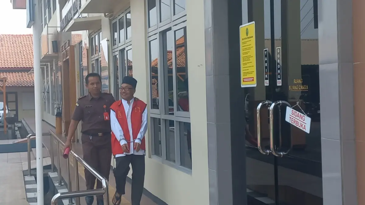 SUMRINGAH: Terdakwa Abi Jamroh, saat keluar hendak memasuki Ruang Sidang Cakra Pengadilan Negeri Jepara, Selasa (8/9).