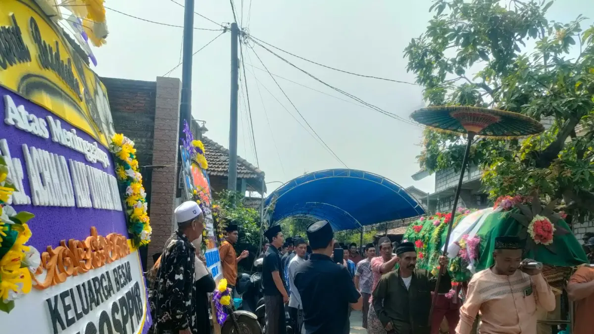 BERDUKA: Jenazah Ahmad Alif Lutfi Fahmi diberangkatkan untuk dikebumikan di Desa Sridadi, Rembang. (WISNU AJI/RADAR KUDUS)