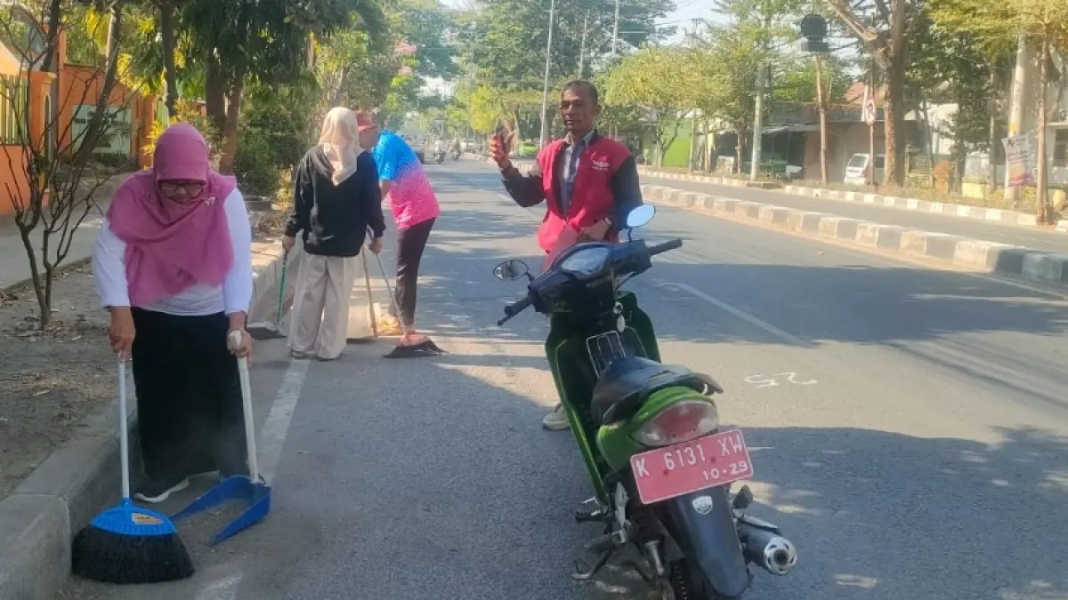 EVALUASI: Pegawai DLH Rembang menyapu jalan menggantikan petugas kebersihan outsourcing yang kontraknya berakhir akhir Agustus 2026. 