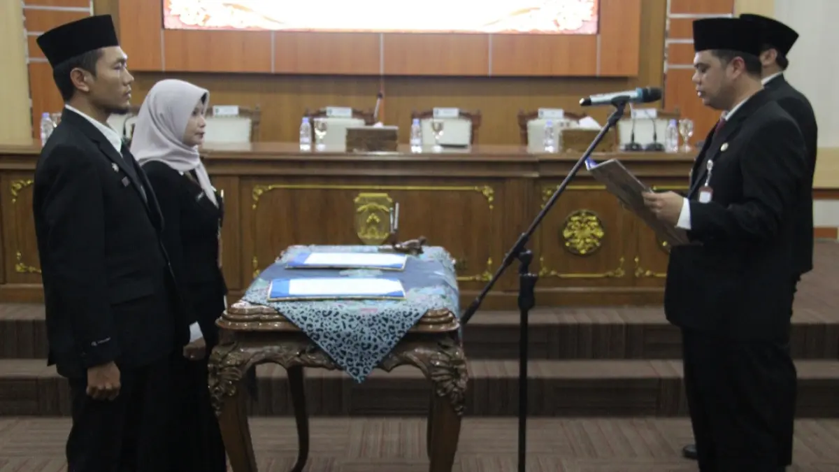 KHIDMAT: Bupati Jepara Witiarso Utomo melakukan mutasi jabatan pada Rabu (9/9) di Gedung Shima Setda Jepara. (FIKRI THOHARUDIN/RADAR KUDUS)&nbsp;