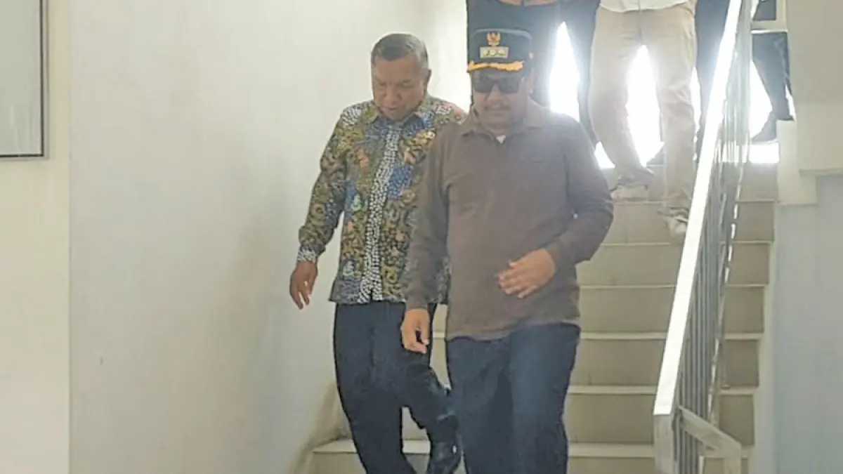 KOORDINASI: Bupati Rembang Harno (bertopi) berkoordinasi dengan&nbsp;Kepala Dinkes dr Ali Syofi’i di Puskemas Lasem kemarin sore. (WISNU AJI/RADAR KUDUS)