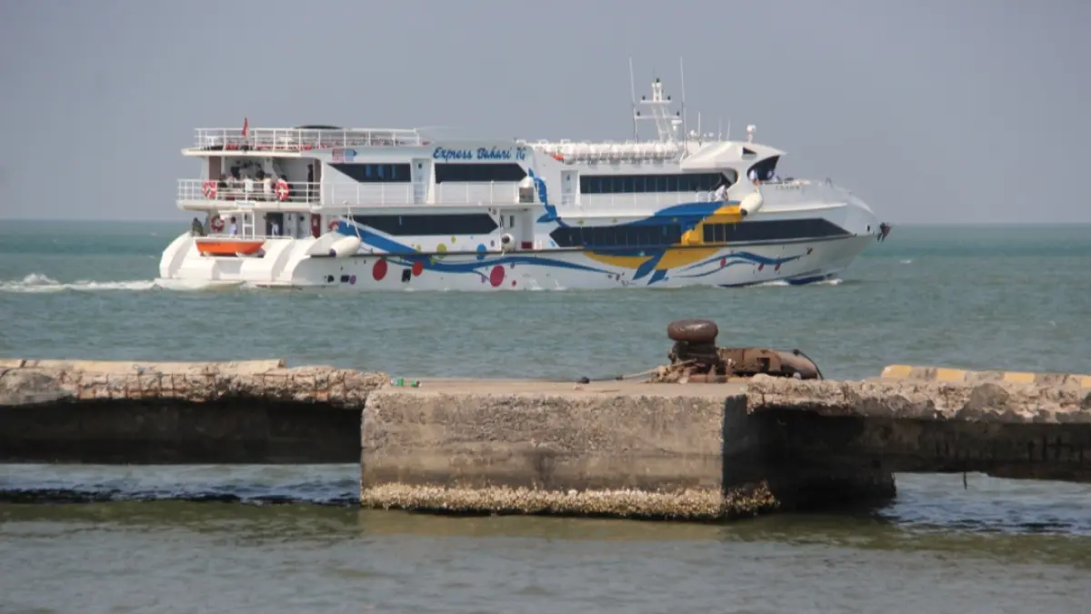 LEBIH BESAR: Express Bahari 7G mulai beroperasi secara rutin pada Jumat (4/9). Kapal cepat armada jenis baru ini dapat mengangkut 487 penumpang baik dari Jepara-Karimunjawa ataupun sebaliknya.
(FIKRI THOHARUDIN/RADAR KUDUS)