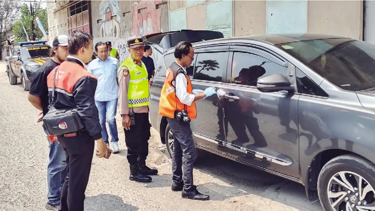 MERESAHKAN: Polisi memeriksa TKP pencurian uang Rp 208 juta di dalam mobil. (POLRES KUDUS UNTUK RADAR KUDUS)