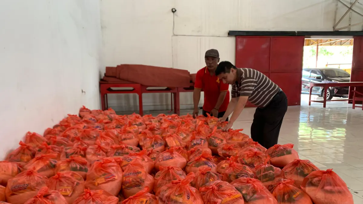 PEDULI SESAMA: Ribuan paket sembako yang dibagikan kepada masyarakat, di Kelenteng Hok Tek Bio Welahan, pada Rabu (9/9).