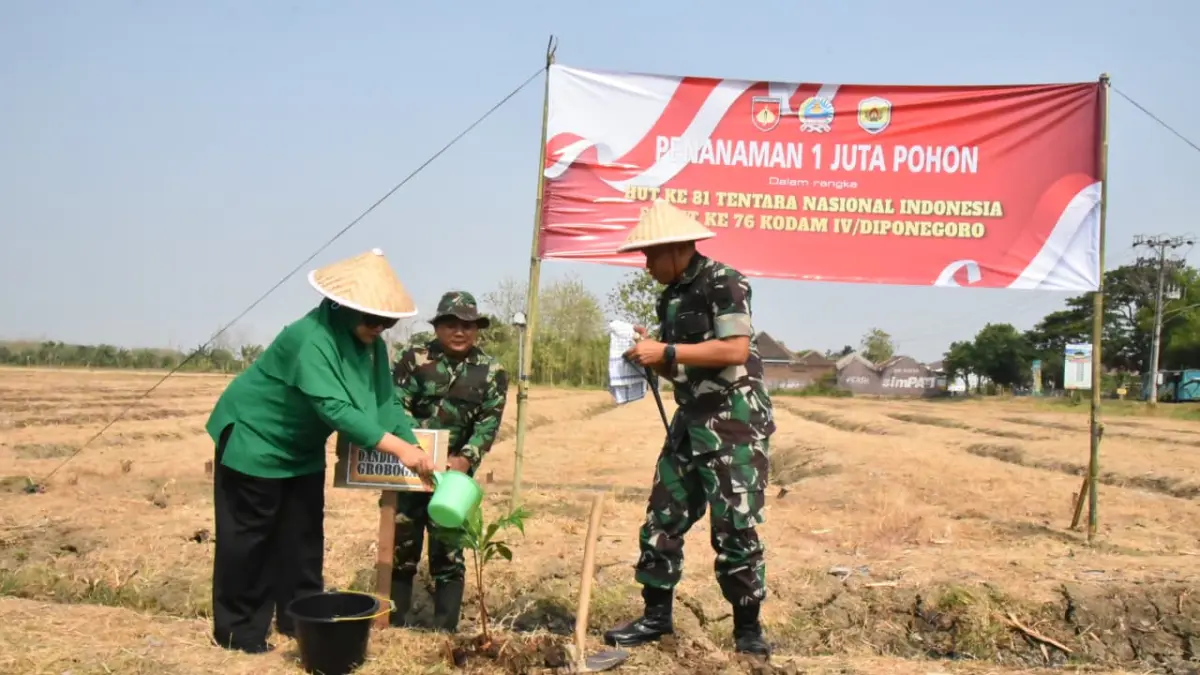 PENANAMAN: Dandim 0717/Grobogan Letkol Inf Wefri Sandiyanto saat melakukan penenaman pohon di Eks Yonif 410/Alugoro.