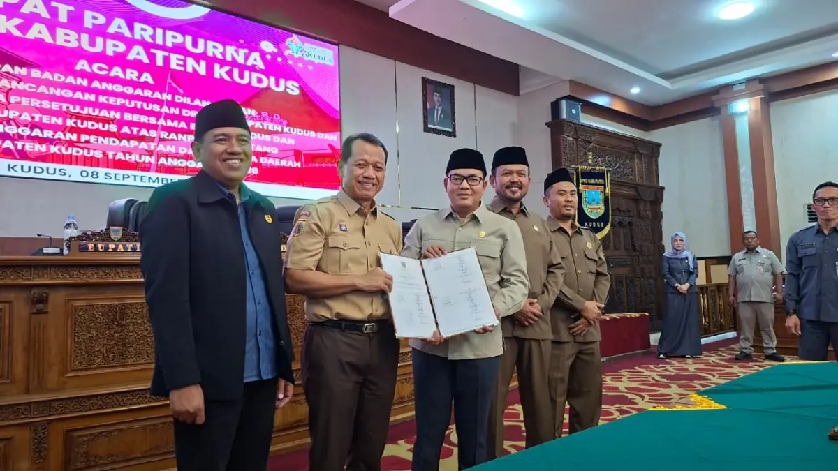 RAPAT: Ketua DPRD Kudus, Masan S.E., M.M., bersama Bupati Kudus Sam’ani Intakoris dan pimpinan dewan usai melaksanakan rapat paripurna di Gedung DPRD Kudus, Selasa (8/9).