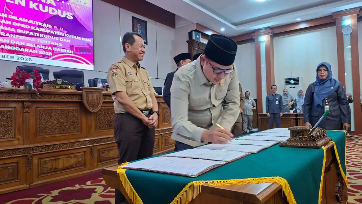 RESMI: Ketua DPRD Kudus, Masan S.E., M.M., bersama Bupati Kudus Sam’ani Intakoris menandatangani berita acara rapat paripurna di Gedung DPRD Kudus, Selasa (8/9).

