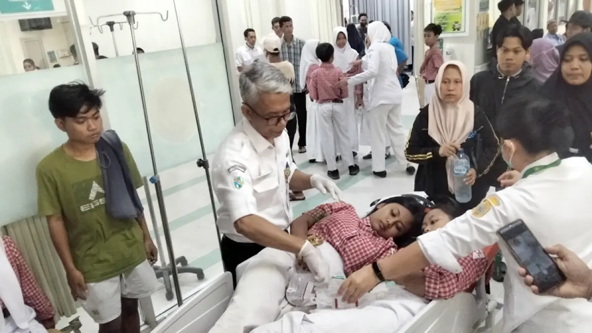 SAKIT: Puluhan siswa dirawat di RSUD Soewondo pada Rabu (9/9). (ANDRE FAIDHIL FALAH/RADAR KUDUS)