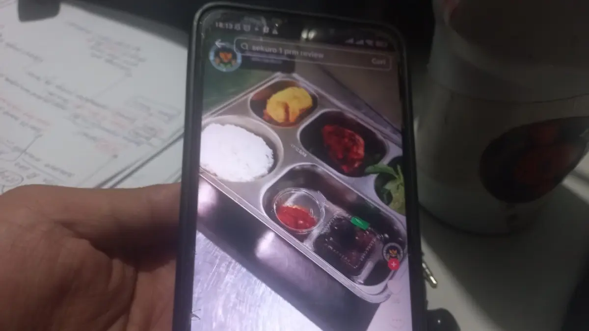 TAK HIGIENIS: Kondisi menu yang diduga menjadi penyebab keracunan siswa di tiga sekolah di Mlonggo pada Senin (7/9). (FIKRI THOHARUDIN/RADAR KUDUS)