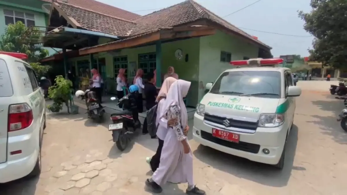 WISNU AJI/RADAR KUDUS
SIAP SIAGA: Sejumlah ambulas siap siaga di MTsN Lasem setelah sejumlah siswa mengalami gangguan kesehatan kemarin.