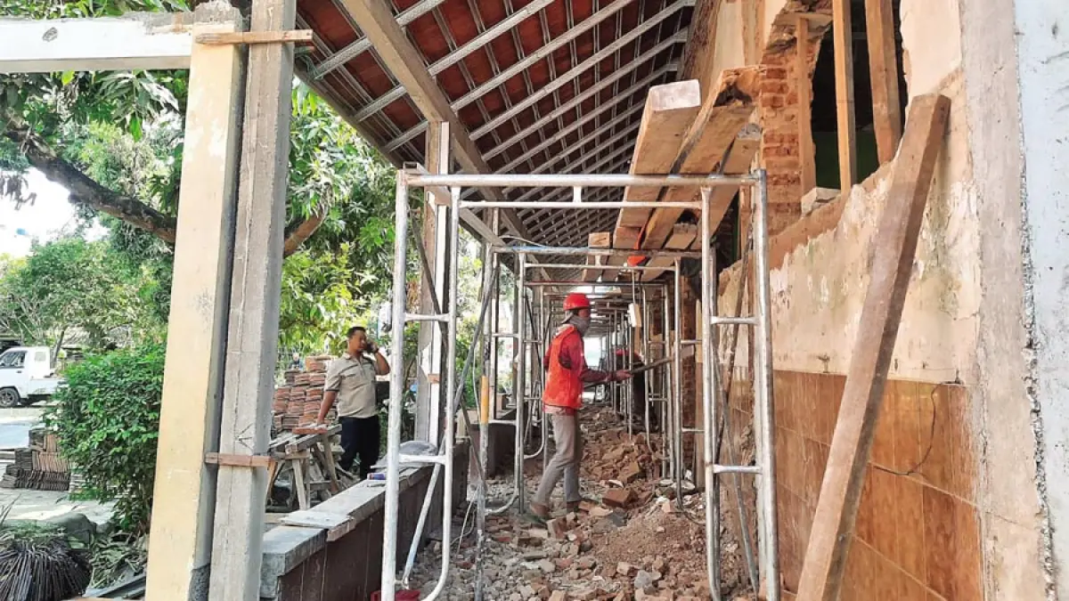DIBENAHI: SD 1 Getassrabi masih proses pembangunan rehab ruang kelas. Masih banyak SD yang mengalami ruang kelas rusak. (INDAH SUSANTI/RADAR KUDUS)
