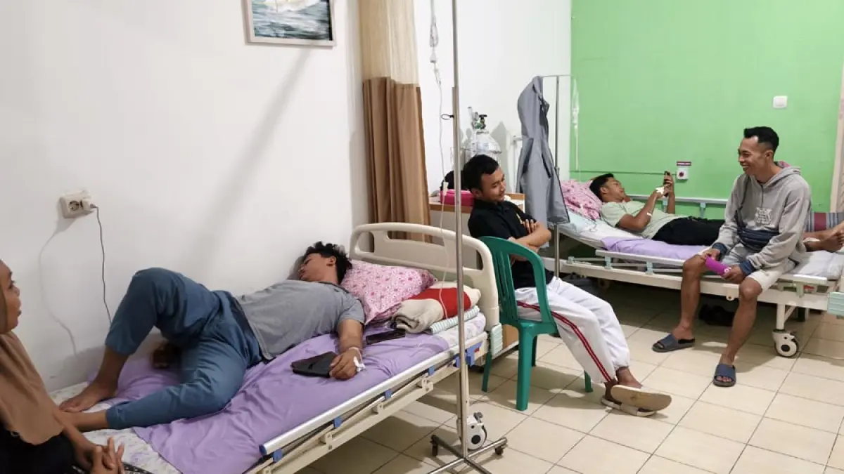 DIRAWAT: Sejumlah siswa SMAN 1 Tunjungan masih dirawat di Klinik Citra Mulia diduga akibat keracunan MBG Senin (7/9). (ARIF FAKHRIAN KHALIM/RADAR KUDUS)