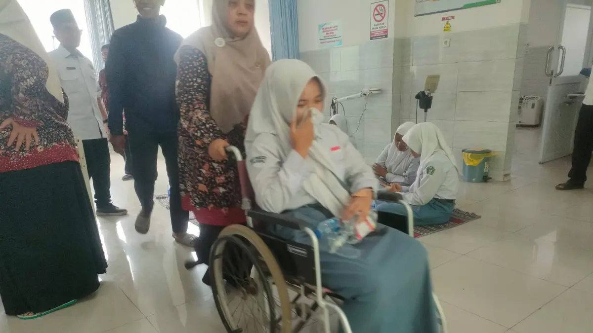 DOK. RADAR KUDUS
LEMAS: Siswa MAN 2 Rembang terpaksa pakai kursi roda karena kondisinya yang lemas.