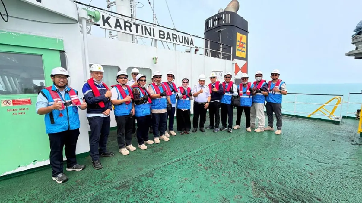 Foto bersama Captain Kapal, Dekom dan Direksi PT BAg dengan GM UIK TJB di Kapal MV Kartini Baruna