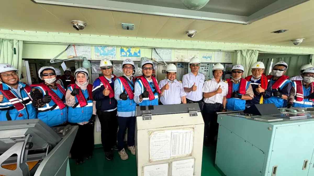 Foto bersama Captain Kapal, Dekom dan Direksi PT BAg dengan GM UIK TJB di wheelhouse Kapal MV Kartini Baruna