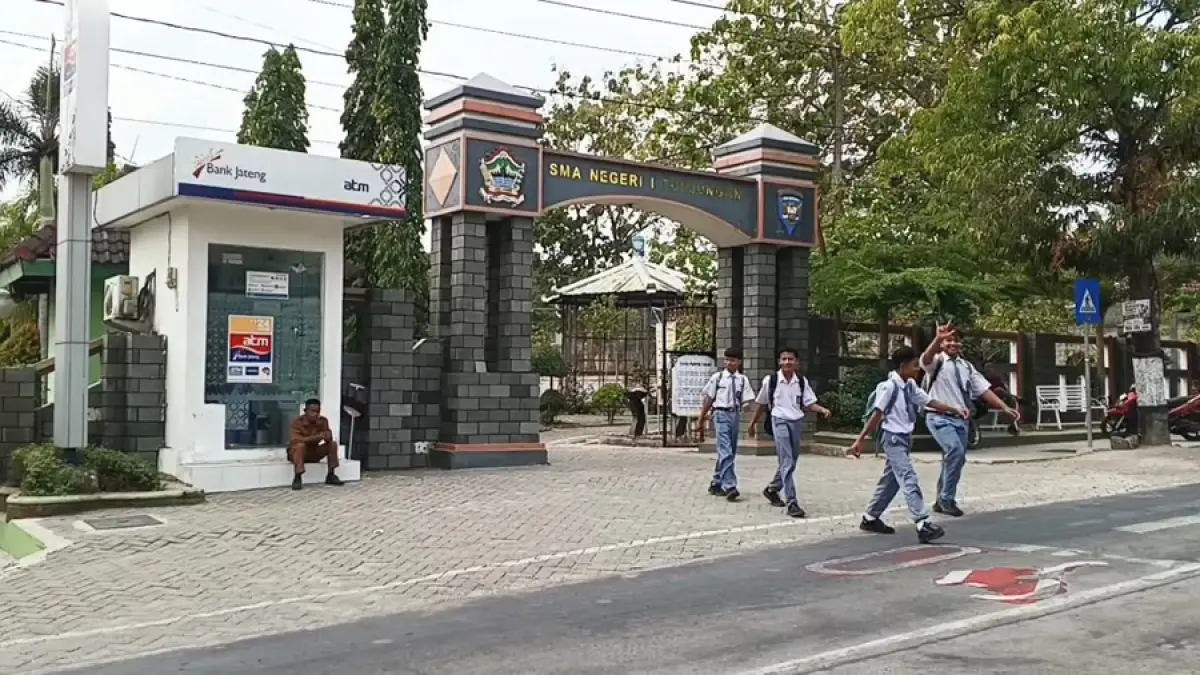 KELUAR: Siswa SMAN 1 Tunjungan dipulangkan cepat saat ada dugaan puluhan siswa mengalami keracunan. (ARIF FAKHRIAN KHALIM/RADAR KUDUS)